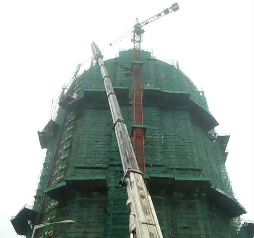 象山吊车在工地上作业